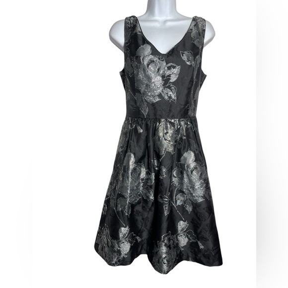 White House Black Market Dresses & Skirts - White House Black Market dress size 10 black & silver metallic cocktail dress 🖤
